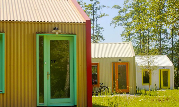 Esta vila colorida e movida a energia solar foi criada para pessoas em situação de rua na Holanda