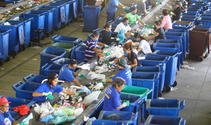 Catadores fazendo a triagem de materiais recicláveis