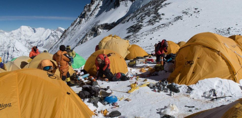 O Everest, um lixão no teto do mundo