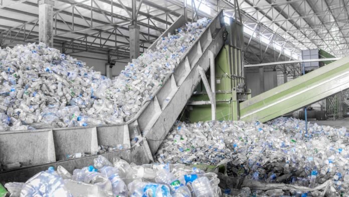 97% das garrafas plásticas da Noruega são recicladas por causa do programa ambiental do país