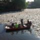 Um grupo de cidadãos retira plásticos de um rio nas Filipinas