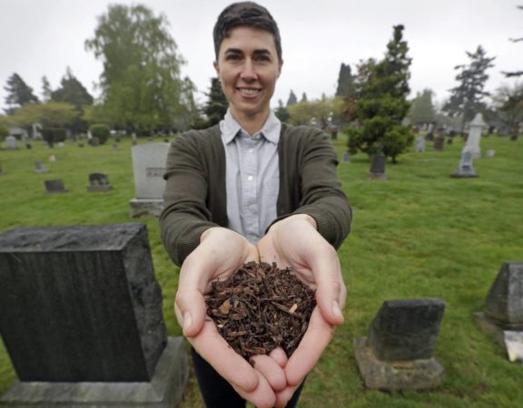 Katrina Spade, CEO da Recompose, empresa que pretende usar a compostagem como alternativa em vez de enterrar ou incinerar restos humanos.