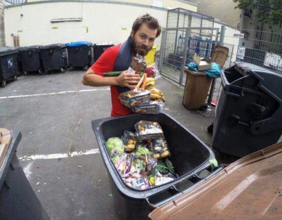 Francês pedala de Paris a Varsóvia comendo só “lixo” para protestar contra desperdício de comida boa
